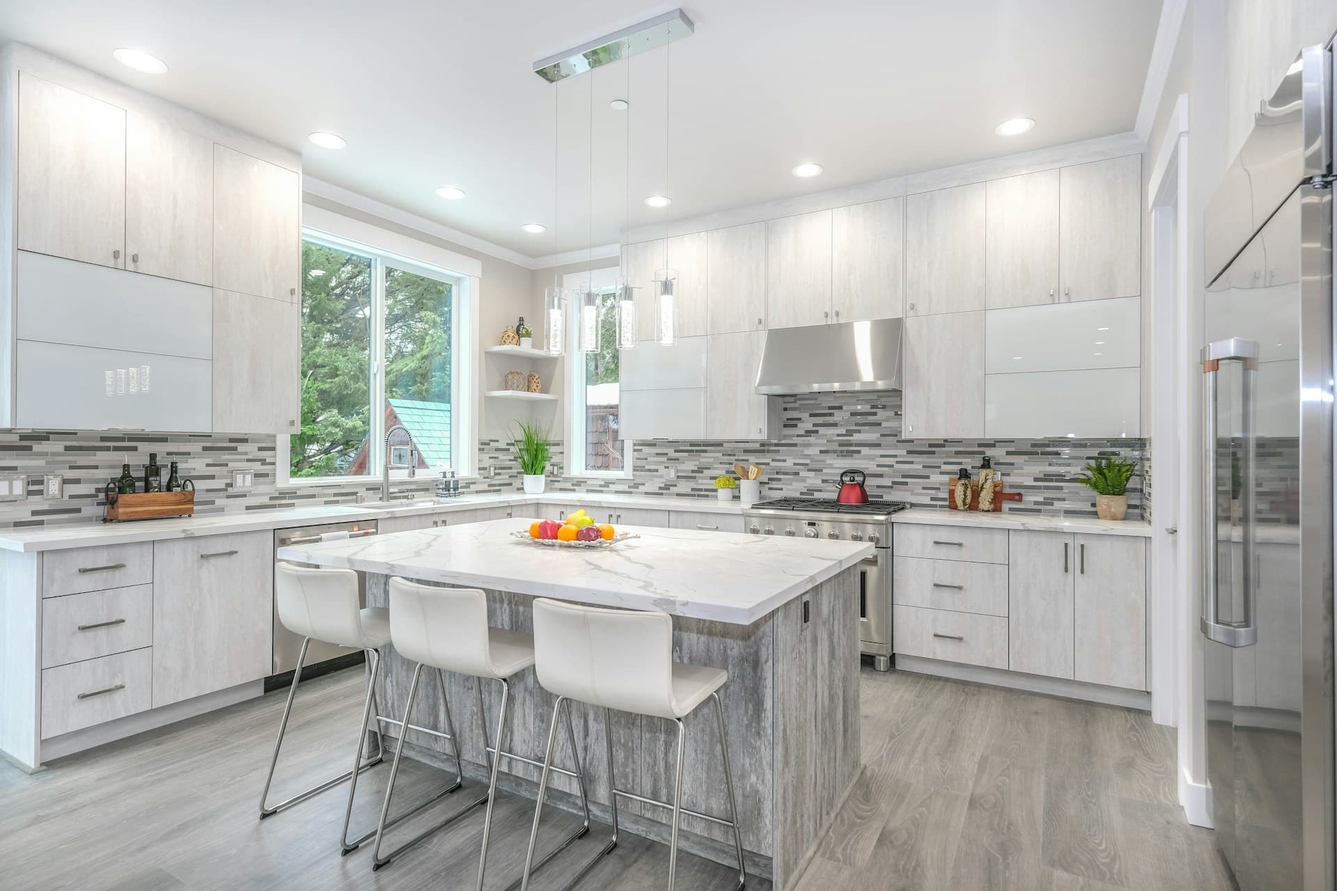 Warm Neutrals vs Cool Grays: Choosing the Right Countertop Color for Your Palm Beach Home
