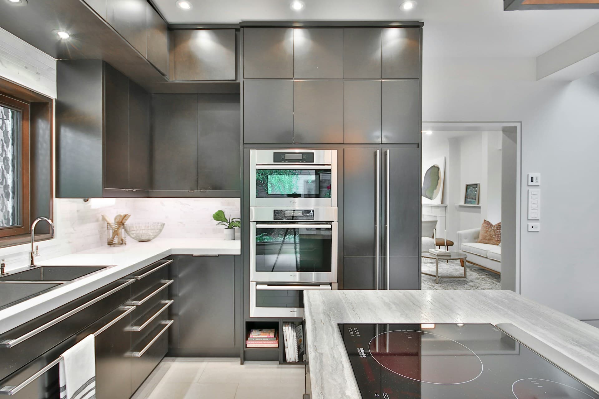 Full-Slab Backsplashes: The Seamless Luxury Trend Taking Over South Florida
