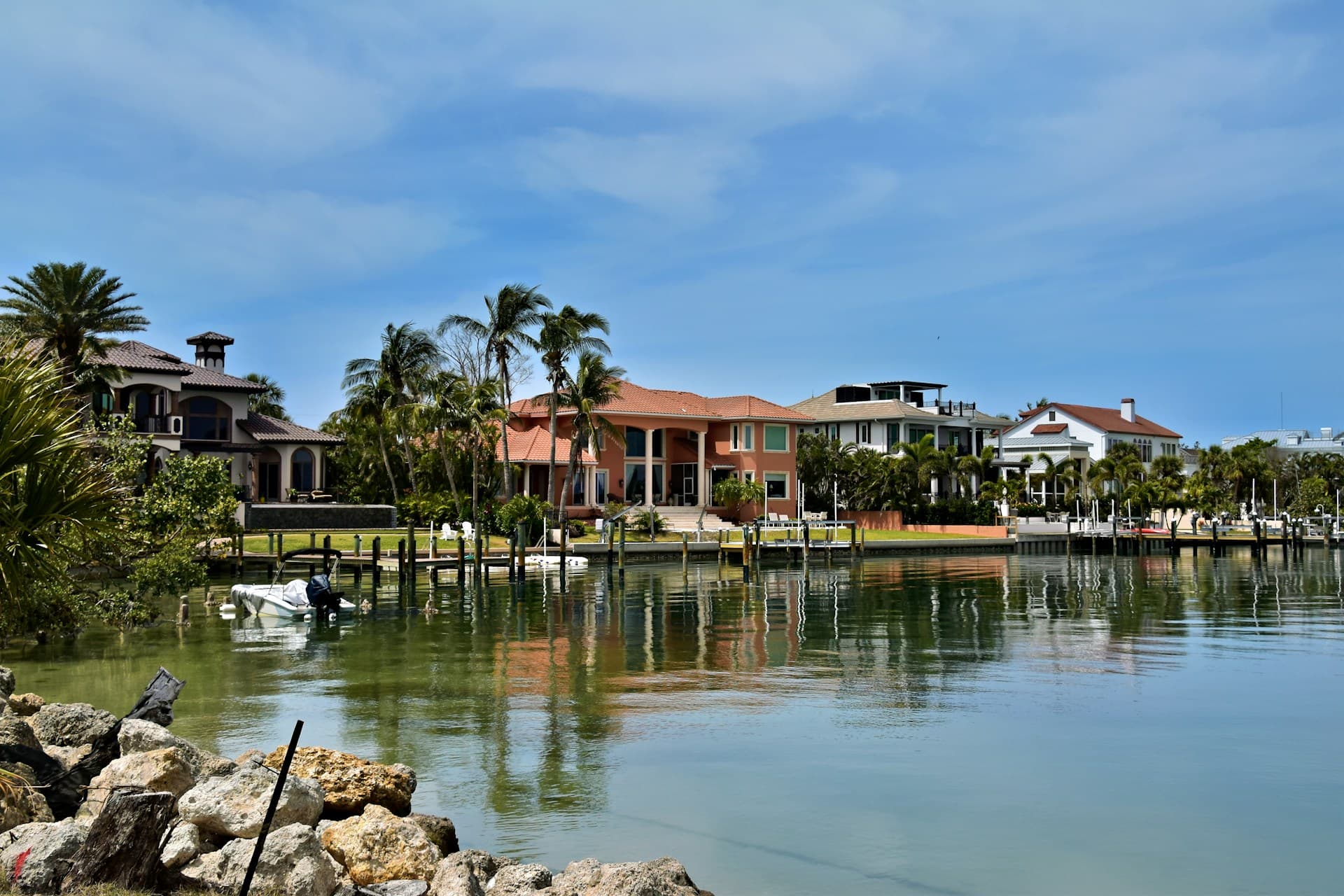 Coastal Kitchen Design in Palm Beach: Materials That Match the Vibe