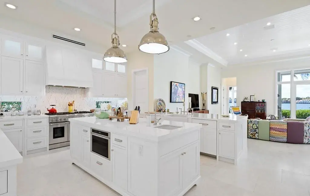 Quartz kitchen in Lantana