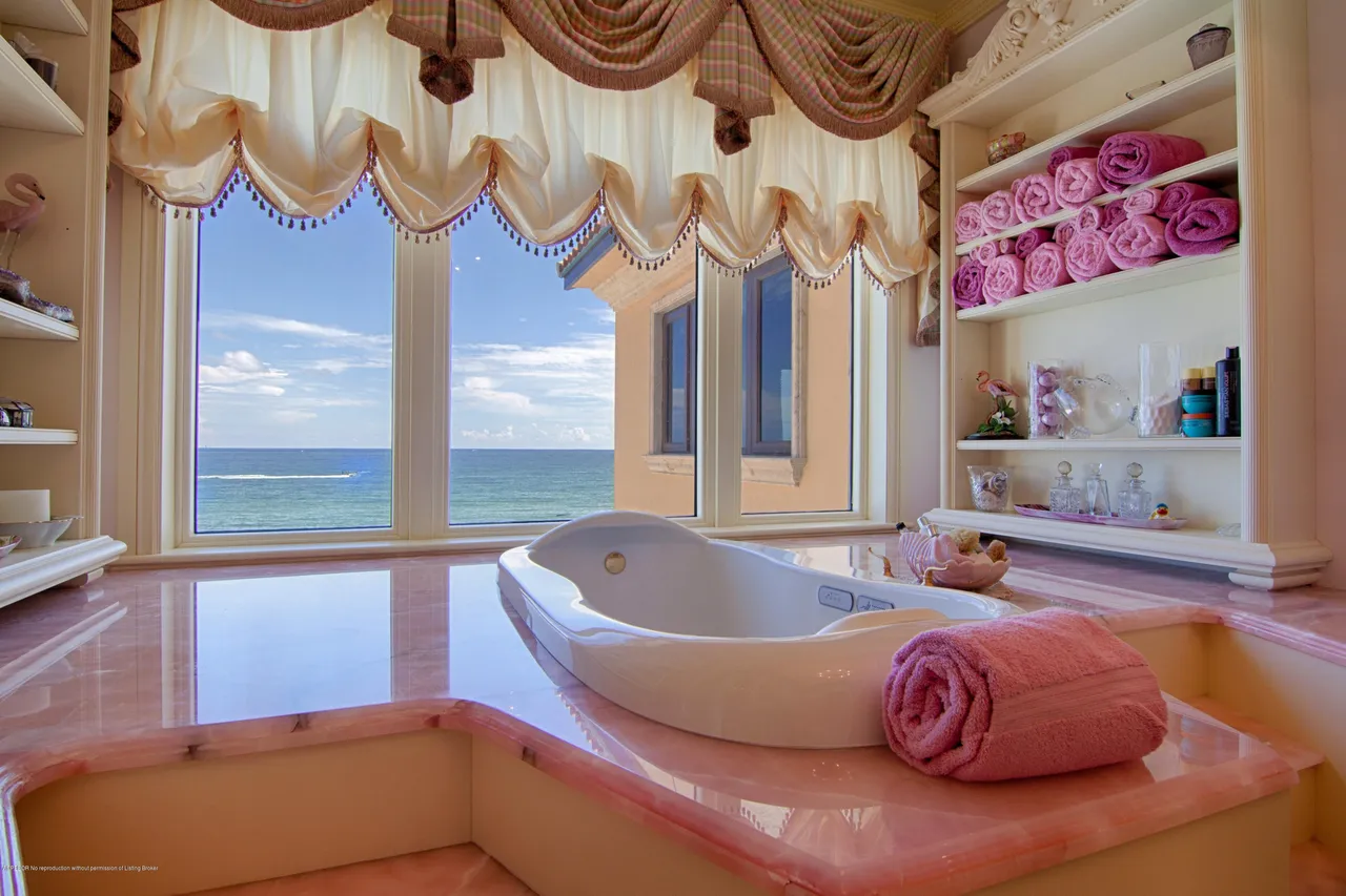 Onyx primary bath in Lantana